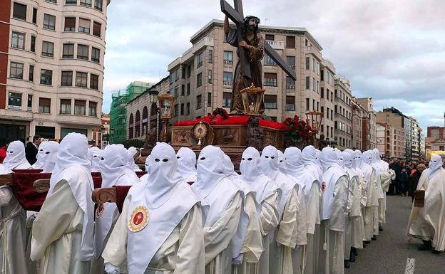 'Jesús con la Cruz a cuestas', por la calle Madrid.