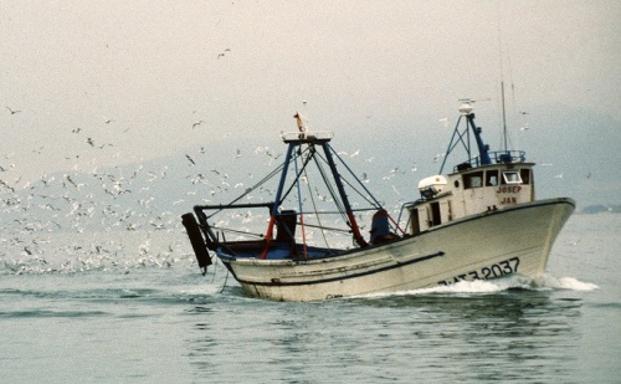 Barco pesquero en aguas del Mediterráneo. 