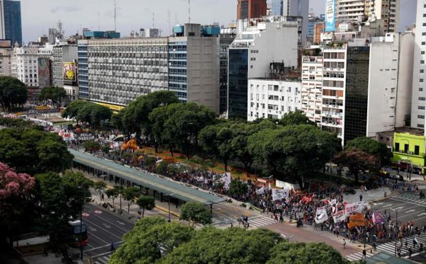 Imagen principal - Masiva marcha de sindicatos y pymes en Argentina contra la política de Macri