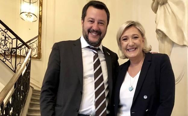 Matteo Salvini (i) y Marine Le Pen. 