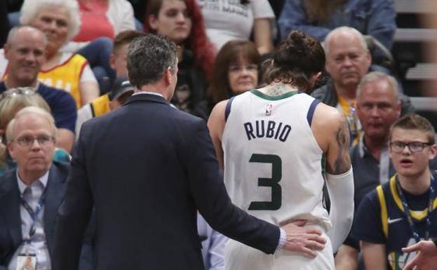 El base español Ricky Rubio se retira lesionado de la cancha.