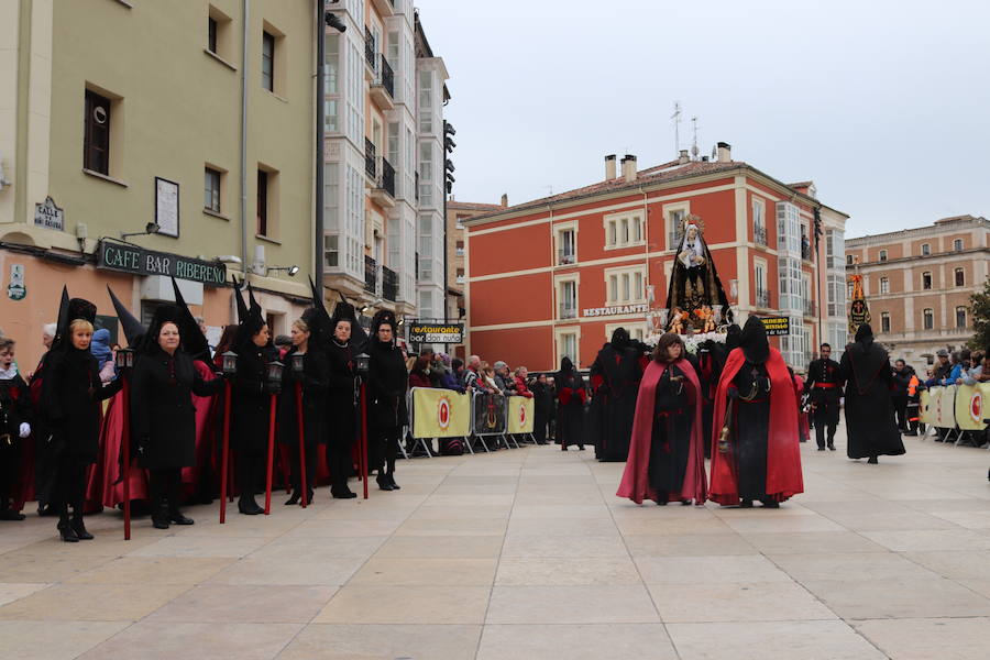 Burgos ha vivido esta tarde una procesión diferente. Ha sido un desfile religioso 'al uso' como los que se verán a partir del Viernes de Dolores por las calles de la capital del Arlanzón, pero con un objetivo que lo ha hecho muy especial: celebrar los 75 años de la fundación de la Real Hermandad de la Sangre del Santísimo Cristo de Burgos y Nuestra Señora de los Dolores, de la Cofradía de Nuestra Señora de la Soledad y Santiago y de la rama penitencial de la Ilustre Archicofradía del Santísimo Sacramento y de Jesús con la Cruz a cuestas.