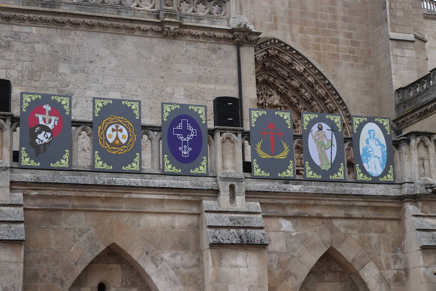 Burgos ha vivido esta tarde una procesión diferente. Ha sido un desfile religioso 'al uso' como los que se verán a partir del Viernes de Dolores por las calles de la capital del Arlanzón, pero con un objetivo que lo ha hecho muy especial: celebrar los 75 años de la fundación de la Real Hermandad de la Sangre del Santísimo Cristo de Burgos y Nuestra Señora de los Dolores, de la Cofradía de Nuestra Señora de la Soledad y Santiago y de la rama penitencial de la Ilustre Archicofradía del Santísimo Sacramento y de Jesús con la Cruz a cuestas.