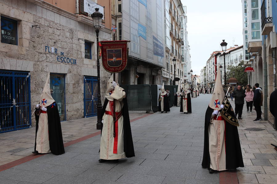 Burgos ha vivido esta tarde una procesión diferente. Ha sido un desfile religioso 'al uso' como los que se verán a partir del Viernes de Dolores por las calles de la capital del Arlanzón, pero con un objetivo que lo ha hecho muy especial: celebrar los 75 años de la fundación de la Real Hermandad de la Sangre del Santísimo Cristo de Burgos y Nuestra Señora de los Dolores, de la Cofradía de Nuestra Señora de la Soledad y Santiago y de la rama penitencial de la Ilustre Archicofradía del Santísimo Sacramento y de Jesús con la Cruz a cuestas.