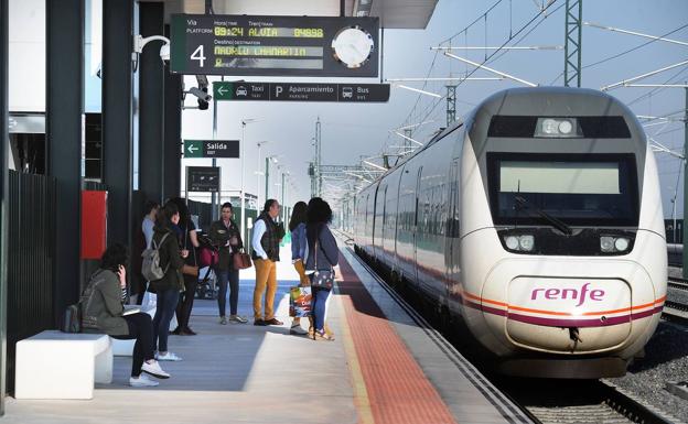 Usuarios de la estación del Ave en Medina del Campo.