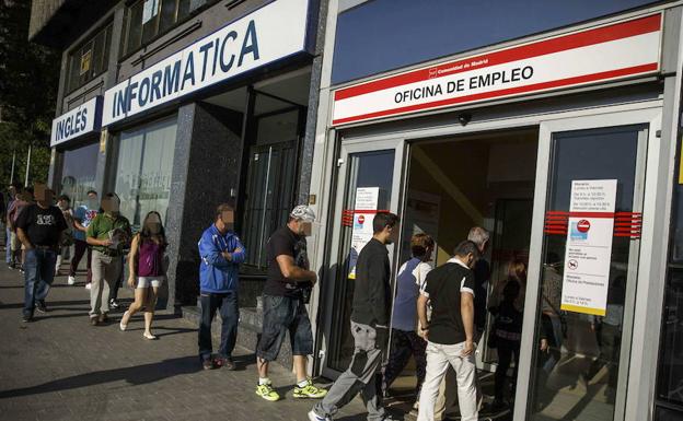 El paro de larga duración se reduce un 38% pero sigue siendo el doble que antes de la crisis