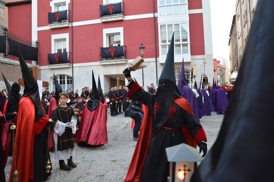 La hermandad del Santo Sepulcro de la ciudad de Burgos únicamente desfila el Viernes Santo, aunque lo hace en dos ocasiones. La primera, desde la capilla del Espíritu Santo de la catedral hasta la plaza de Santa María y la segunda, junto al resto de agrupaciones religiosas en la procesión del Santo Entierro