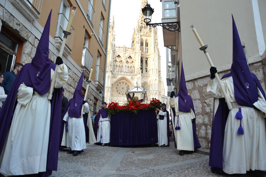 La hermandad del Santo Sepulcro de la ciudad de Burgos únicamente desfila el Viernes Santo, aunque lo hace en dos ocasiones. La primera, desde la capilla del Espíritu Santo de la catedral hasta la plaza de Santa María y la segunda, junto al resto de agrupaciones religiosas en la procesión del Santo Entierro