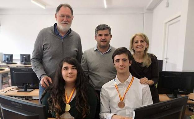 Los directores Paco Tomillo y Fernando García, con la tutora Ana Hoyos y los medallistas María Enríquez y Diego González.