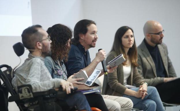 Los dirigentes de Podemos, durante el acto para explicar su programa electoral. 