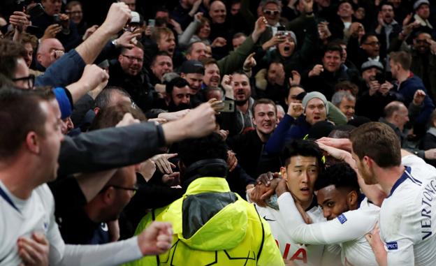 Son, abrazado por su compañeros, lo celebró junto a la grada del nuevo estadio del Tottenham 