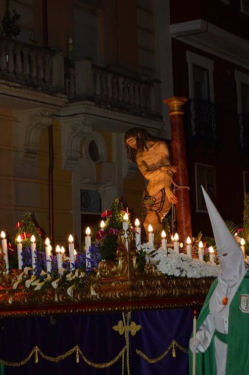 La Cofradía de Santo Columna, que está asociada al Círculo Católico de Obreros, conmemora esta Semana Santa los cincuenta años de una de sus dos tallas, el 'Santo Sudario', una obra elaborada por Fortunato Sotillo que destaca por su magnífica carroza esculpida en madera.