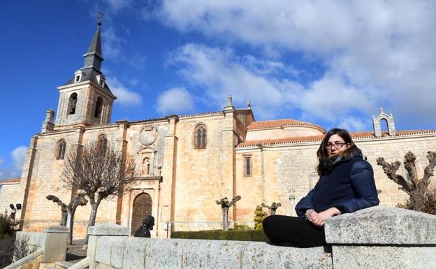 La alcaldesa de Lerma, Celia Izquierdo, junto a la colegiata de Lerma, una de las sedes de la muestra de Las Edades del Hombre que se inaugura mañana.