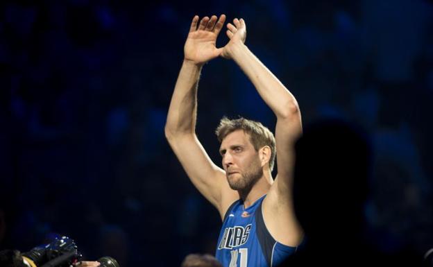 Dirk Nowitzki, emocionado en su despedida del baloncesto. 