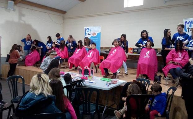 Esta iniciativa contó con el apoyo de la peluquería 'A toda mexa' y los alumnos y profesores del colegio María Madre Politecnos.