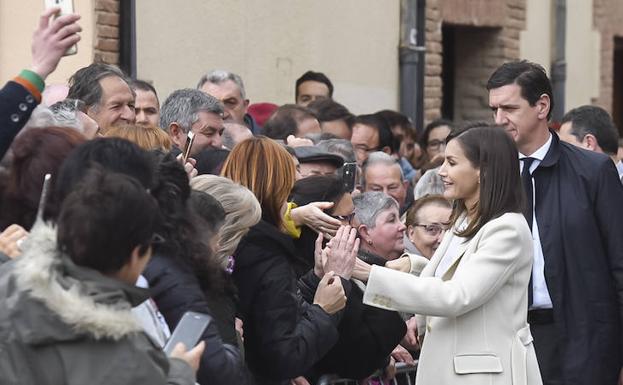 Doña Letizia se ha acercado a saludar a los vecinos de Lerma