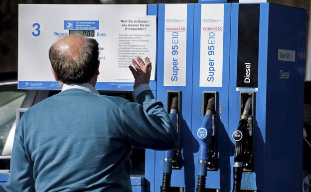 Conductor en una gasolinera. 