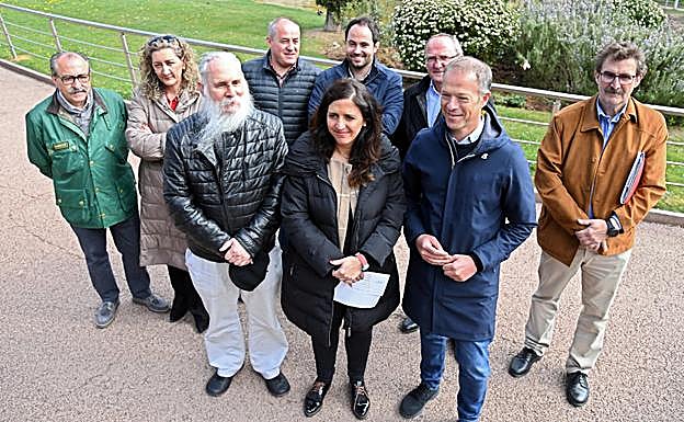 En primer termino, Esther Peña y Ander Gil, candidatos del PSOE al Congreso y al Senado por Burgos, respectivamente. 