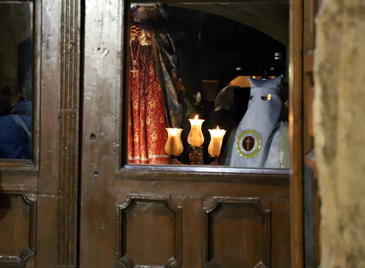 Mujeres de distintas cofradías burgalesas han portado la imagen de la Virgen de las Angustias por el centro de Burgos en el Sábado de Pasión.