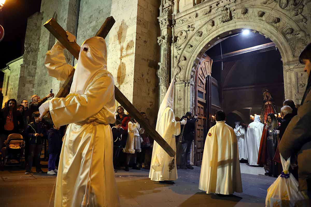 Mujeres de distintas cofradías burgalesas han portado la imagen de la Virgen de las Angustias por el centro de Burgos en el Sábado de Pasión.