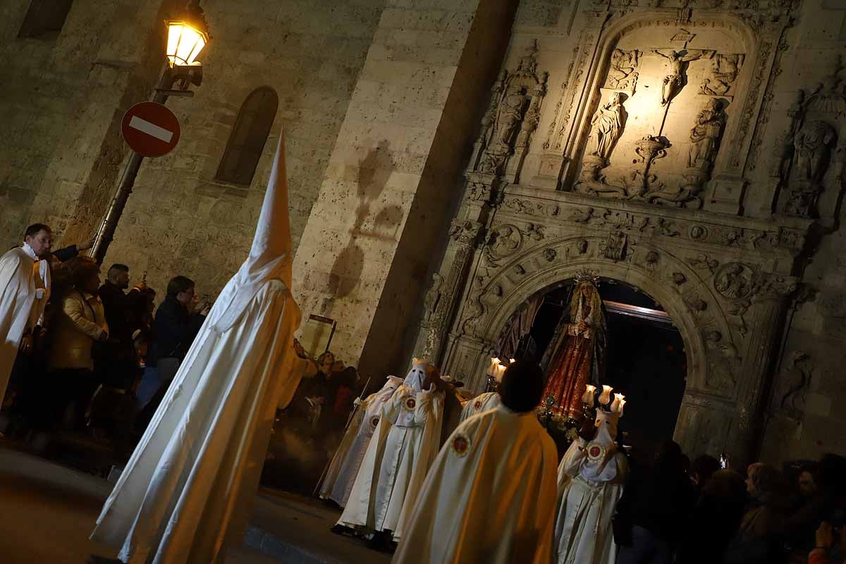 Mujeres de distintas cofradías burgalesas han portado la imagen de la Virgen de las Angustias por el centro de Burgos en el Sábado de Pasión.