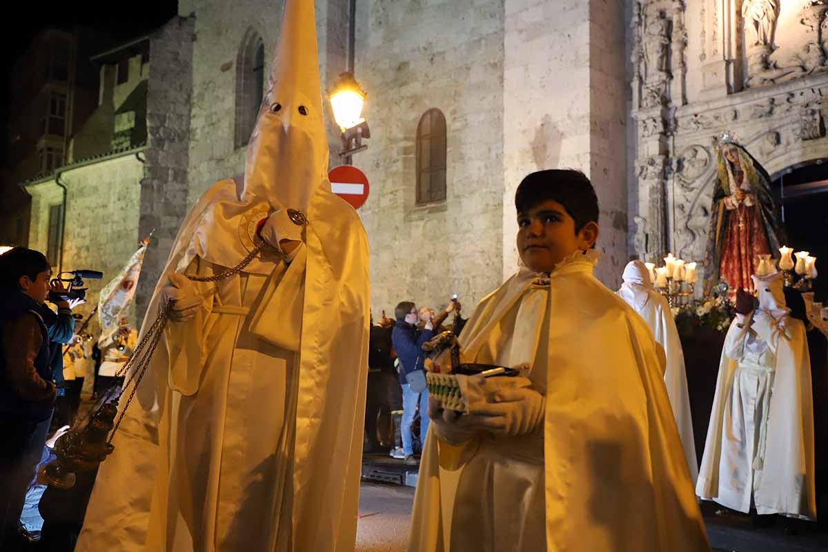 Mujeres de distintas cofradías burgalesas han portado la imagen de la Virgen de las Angustias por el centro de Burgos en el Sábado de Pasión.