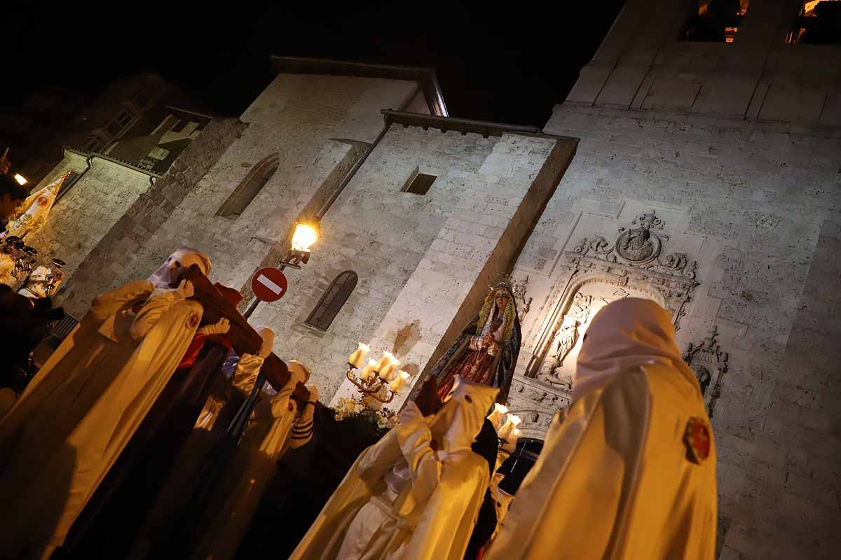 Mujeres de distintas cofradías burgalesas han portado la imagen de la Virgen de las Angustias por el centro de Burgos en el Sábado de Pasión.