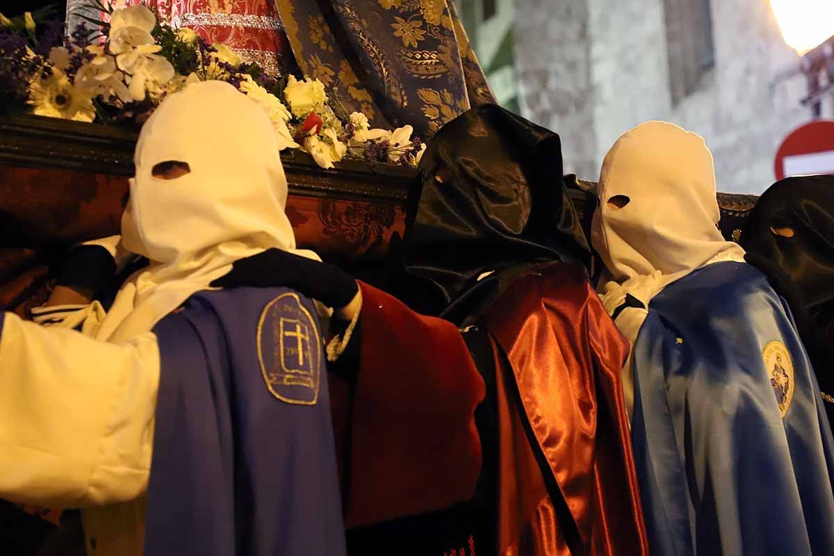 Mujeres de distintas cofradías burgalesas han portado la imagen de la Virgen de las Angustias por el centro de Burgos en el Sábado de Pasión.