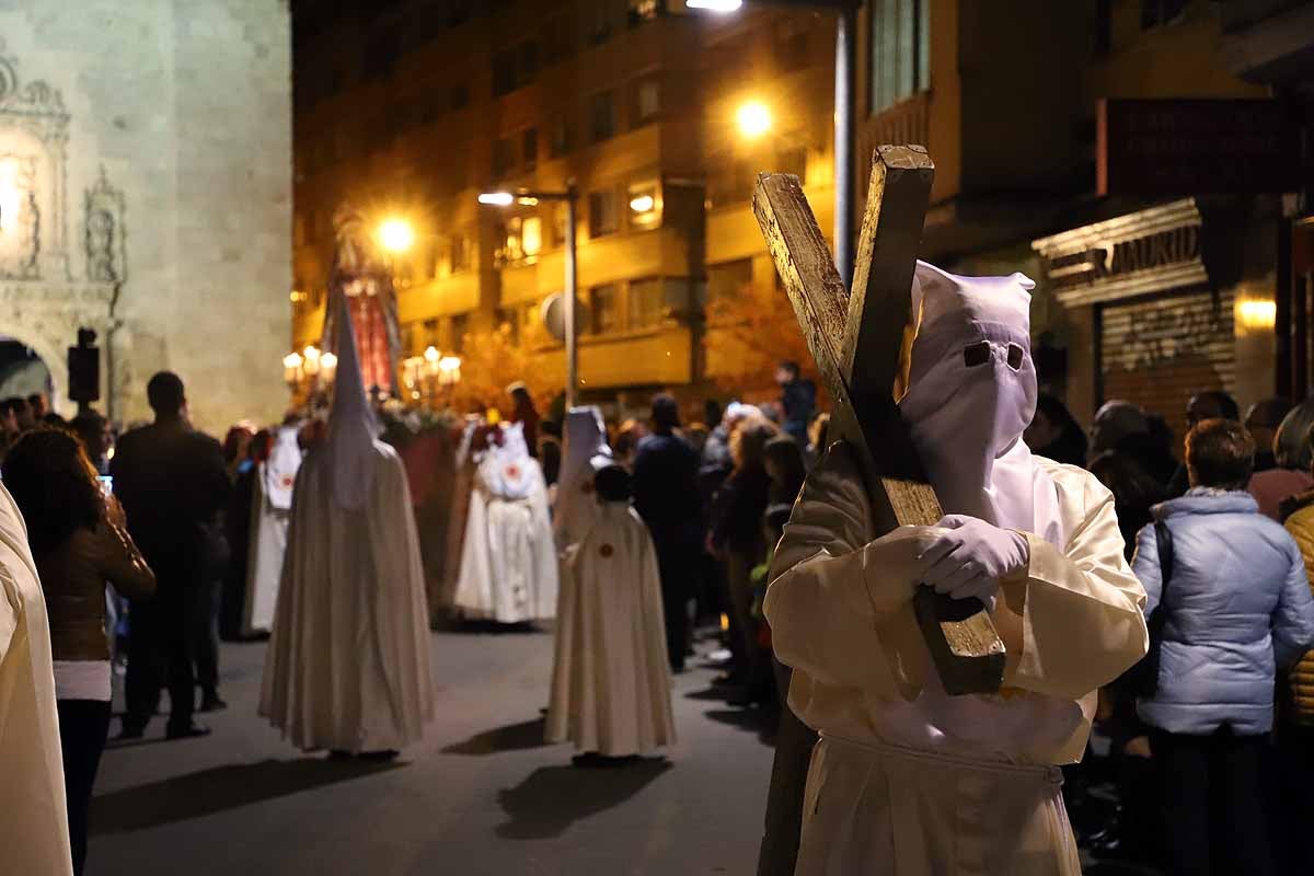 Mujeres de distintas cofradías burgalesas han portado la imagen de la Virgen de las Angustias por el centro de Burgos en el Sábado de Pasión.