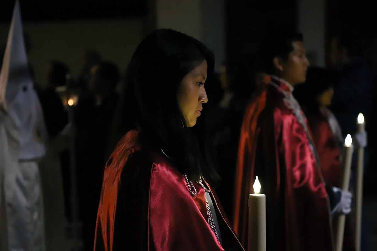 Mujeres de distintas cofradías burgalesas han portado la imagen de la Virgen de las Angustias por el centro de Burgos en el Sábado de Pasión.