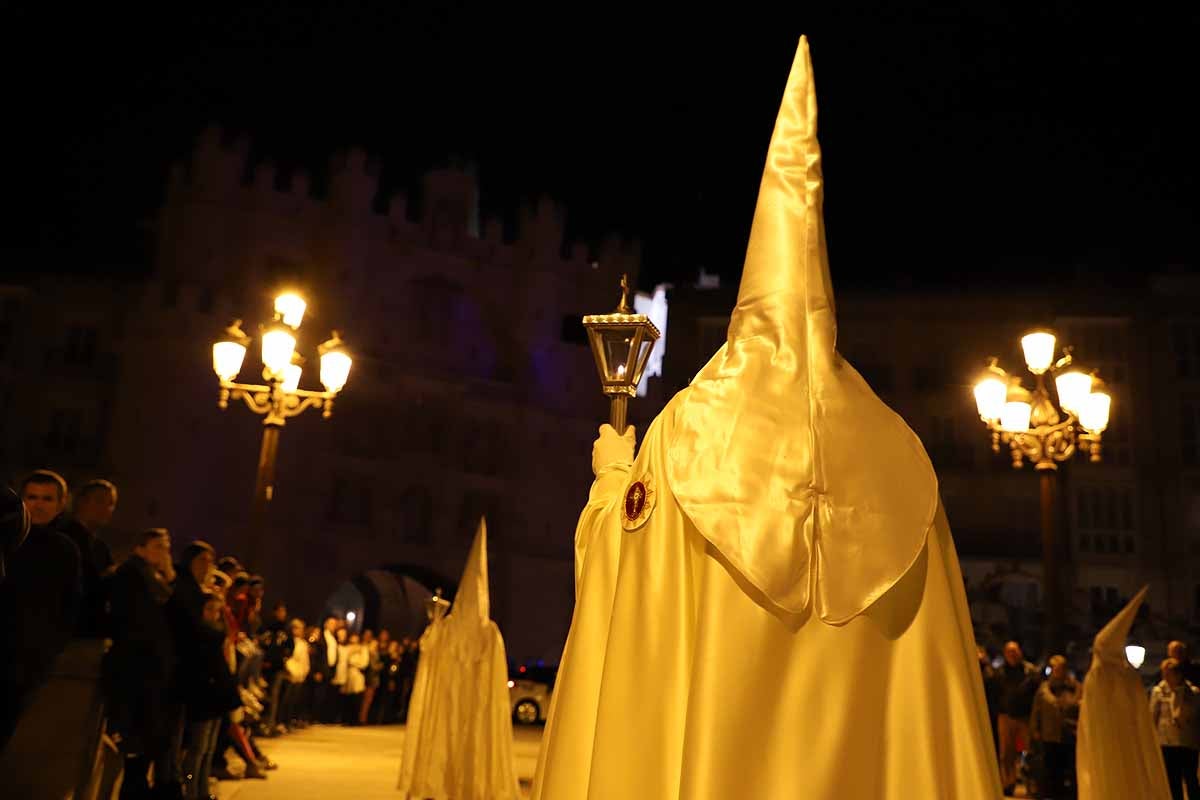 Mujeres de distintas cofradías burgalesas han portado la imagen de la Virgen de las Angustias por el centro de Burgos en el Sábado de Pasión.