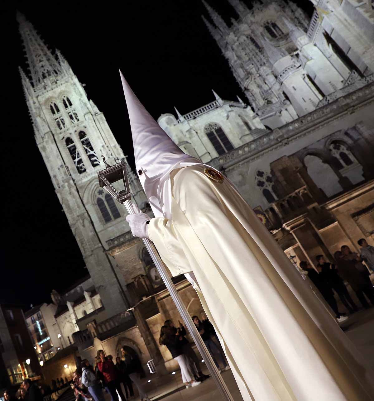 Mujeres de distintas cofradías burgalesas han portado la imagen de la Virgen de las Angustias por el centro de Burgos en el Sábado de Pasión.