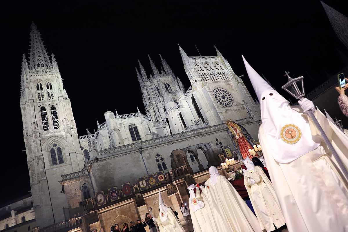 Mujeres de distintas cofradías burgalesas han portado la imagen de la Virgen de las Angustias por el centro de Burgos en el Sábado de Pasión.