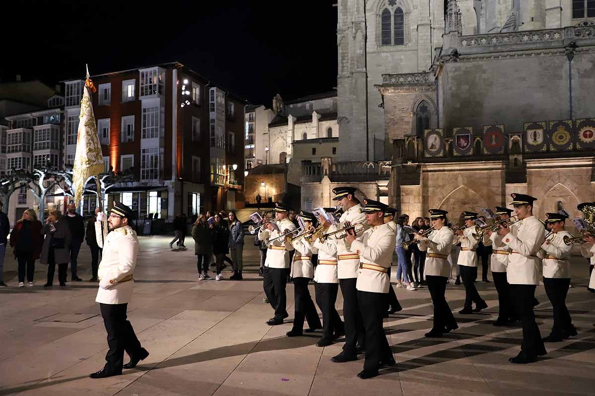 Mujeres de distintas cofradías burgalesas han portado la imagen de la Virgen de las Angustias por el centro de Burgos en el Sábado de Pasión.