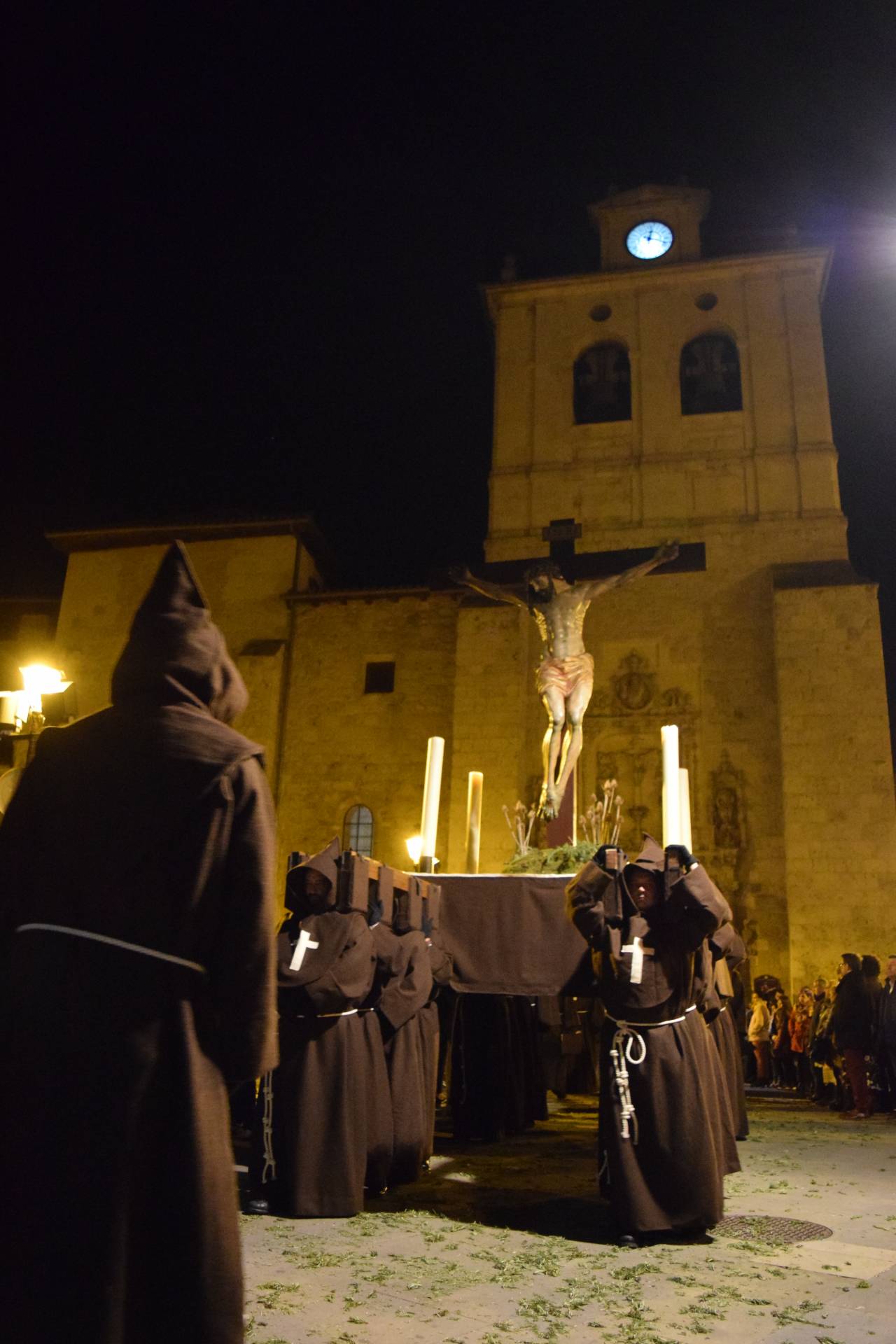 La procesión del Silencio es una de las más austeras de Burgos. Aúna a miembros de distintas cofradías que anoche acompañaron la imagen del Cristo de la Salud en la noche del Viernes de Dolores