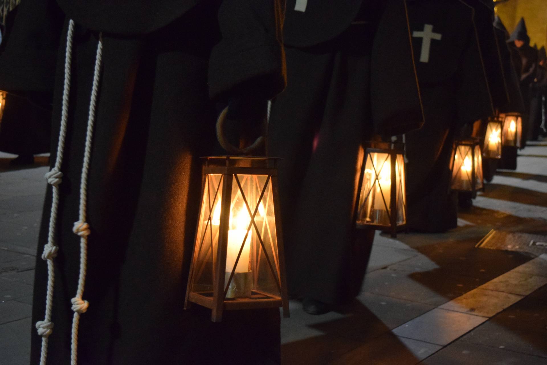 La procesión del Silencio es una de las más austeras de Burgos. Aúna a miembros de distintas cofradías que anoche acompañaron la imagen del Cristo de la Salud en la noche del Viernes de Dolores