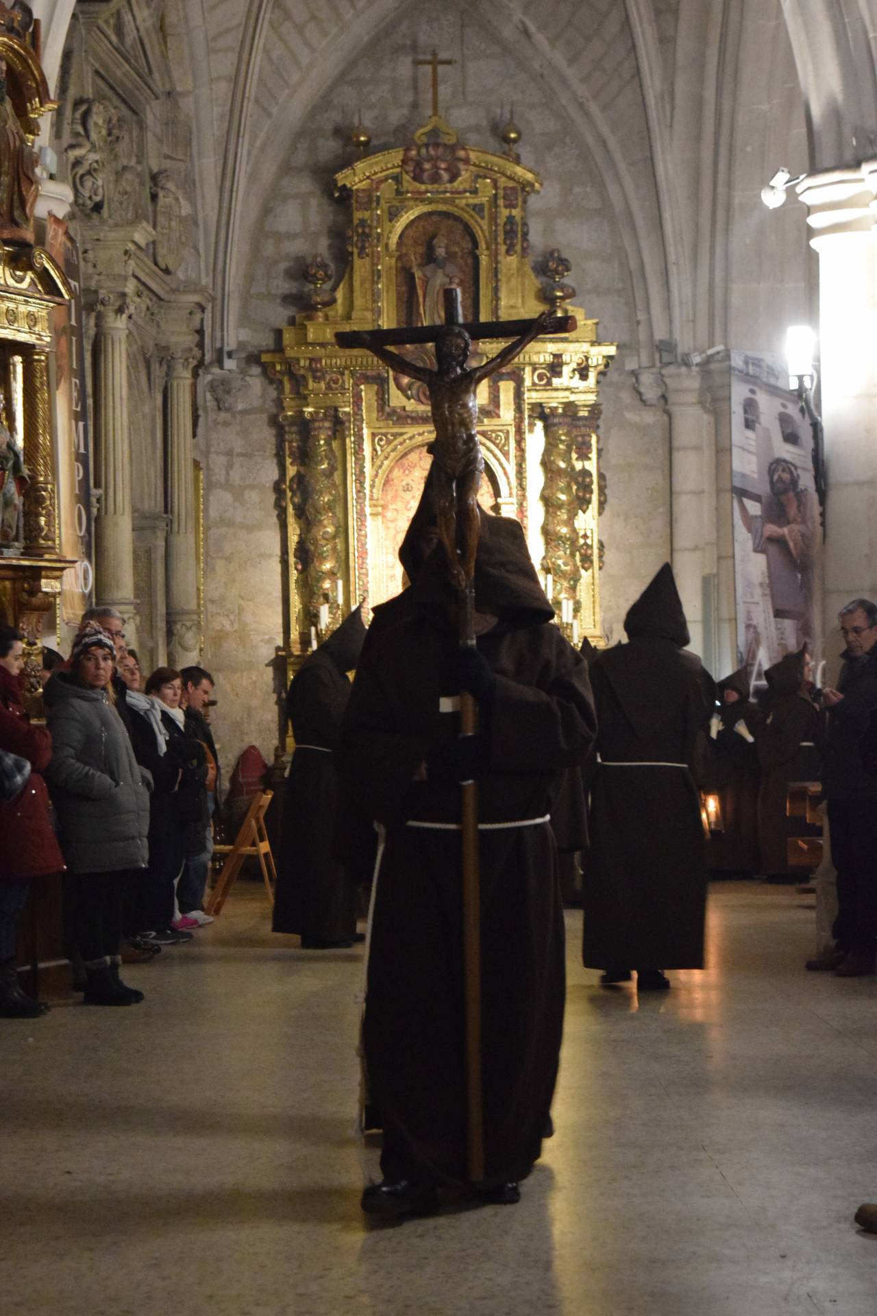 La procesión del Silencio es una de las más austeras de Burgos. Aúna a miembros de distintas cofradías que anoche acompañaron la imagen del Cristo de la Salud en la noche del Viernes de Dolores