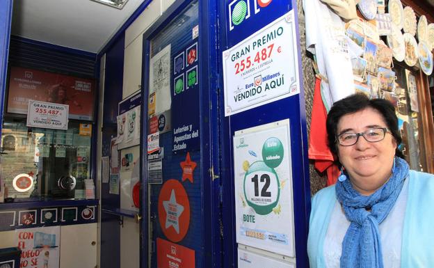 Yolanda Casado, en la puerta de la administración de lotería número 3 de Segovia. 