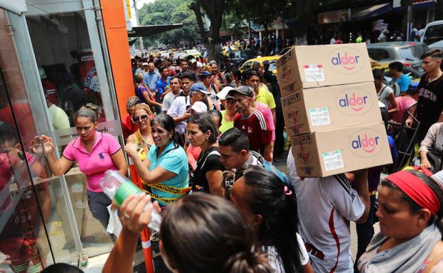 Decenas de venezolanos hacen cola a las puertas de un supermercado en Cúcuta, en la frontera colombiana, para comprar víveres.