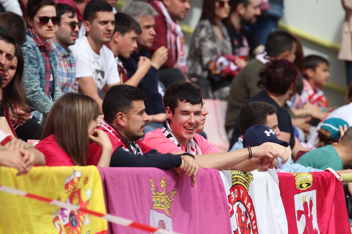 Cientos de aficionados se vuelven a dar cita en El Plantñio paran disfrutar del encuentro entre el Burgos CF y la Cultural Leonesa.