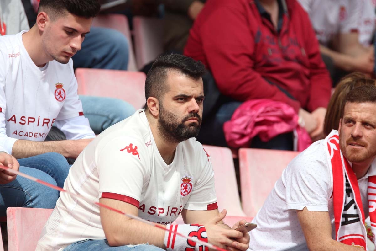 Cientos de aficionados se vuelven a dar cita en El Plantñio paran disfrutar del encuentro entre el Burgos CF y la Cultural Leonesa.