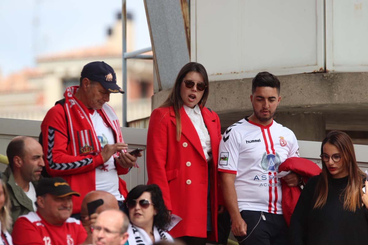 Cientos de aficionados se vuelven a dar cita en El Plantñio paran disfrutar del encuentro entre el Burgos CF y la Cultural Leonesa.