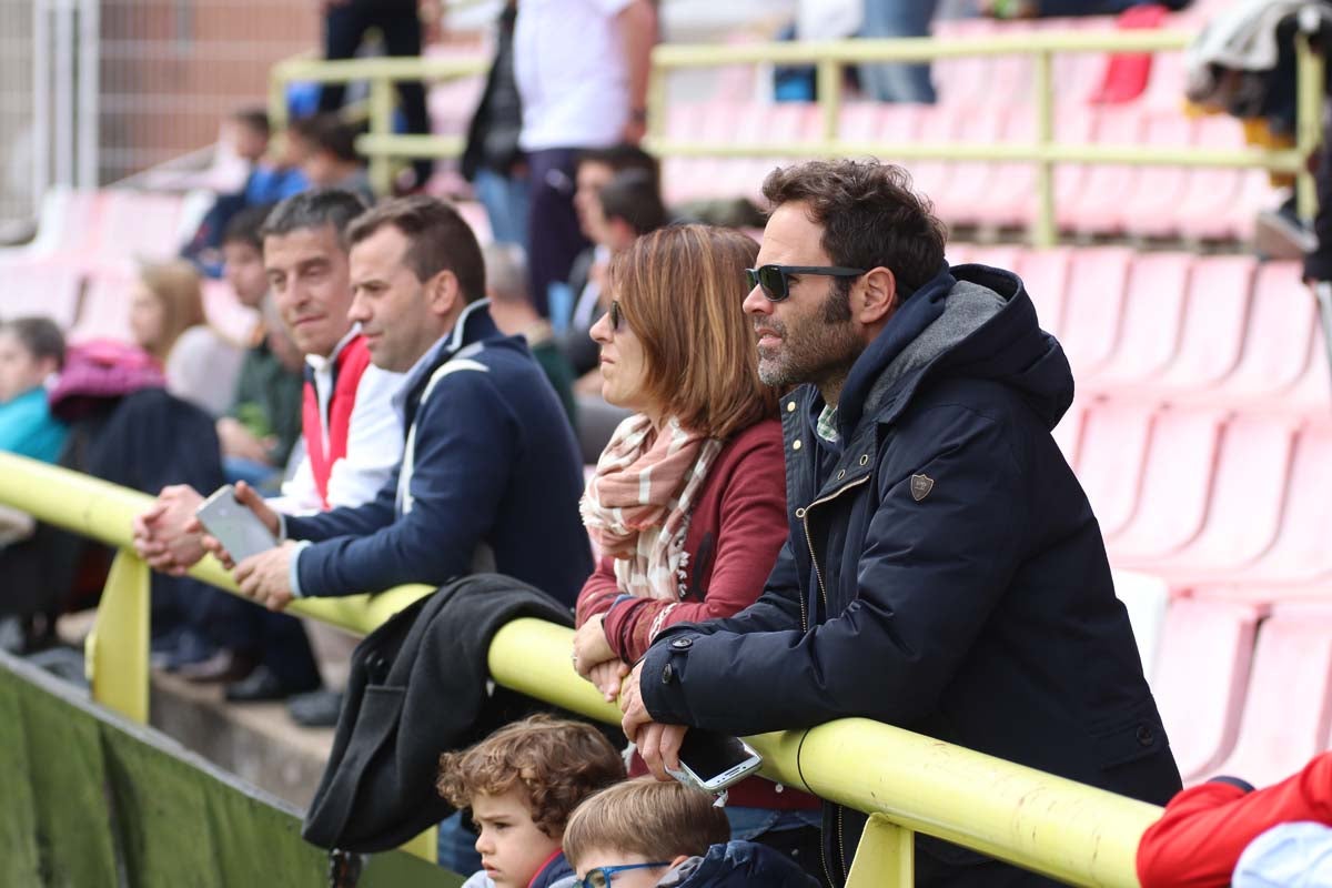 Cientos de aficionados se vuelven a dar cita en El Plantñio paran disfrutar del encuentro entre el Burgos CF y la Cultural Leonesa.