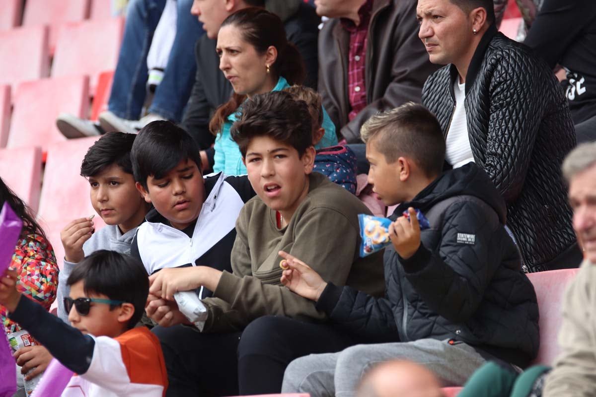 Cientos de aficionados se vuelven a dar cita en El Plantñio paran disfrutar del encuentro entre el Burgos CF y la Cultural Leonesa.