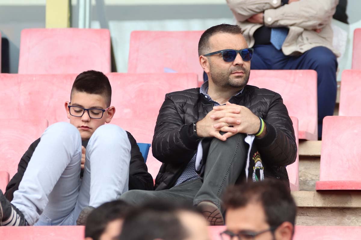 Cientos de aficionados se vuelven a dar cita en El Plantñio paran disfrutar del encuentro entre el Burgos CF y la Cultural Leonesa.