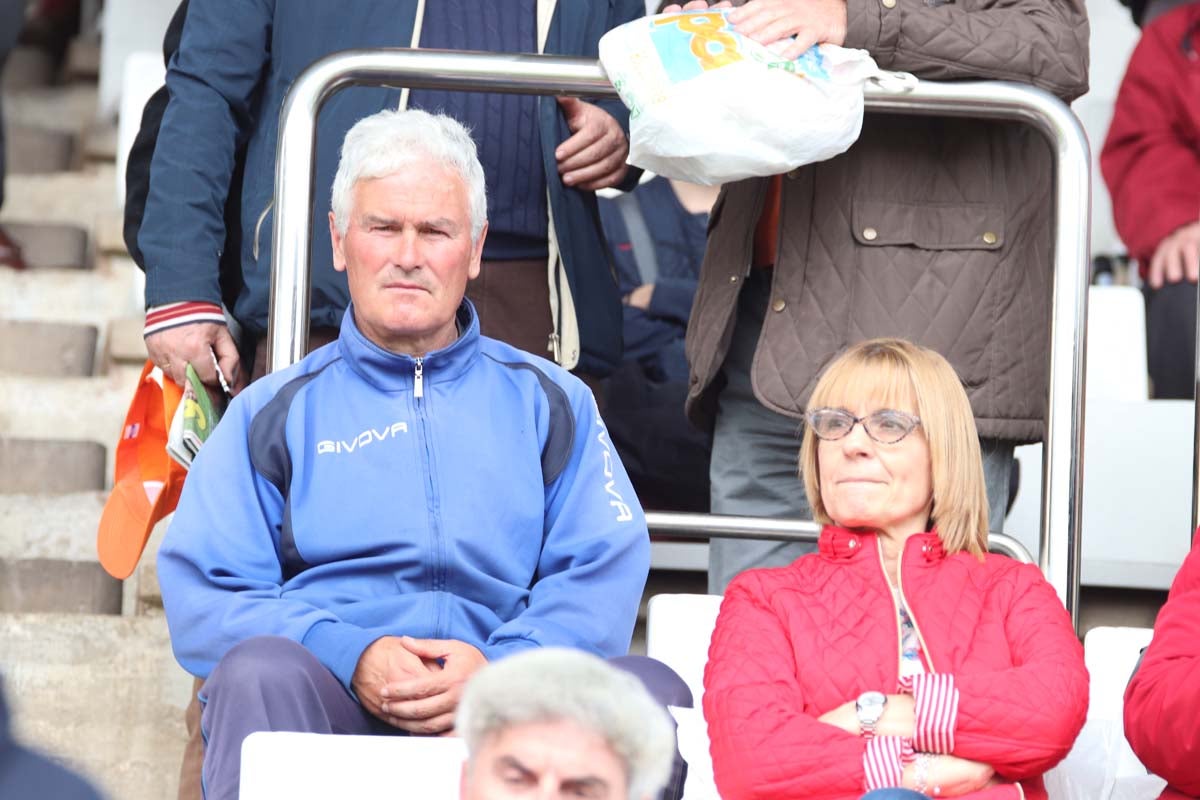 Cientos de aficionados se vuelven a dar cita en El Plantñio paran disfrutar del encuentro entre el Burgos CF y la Cultural Leonesa.