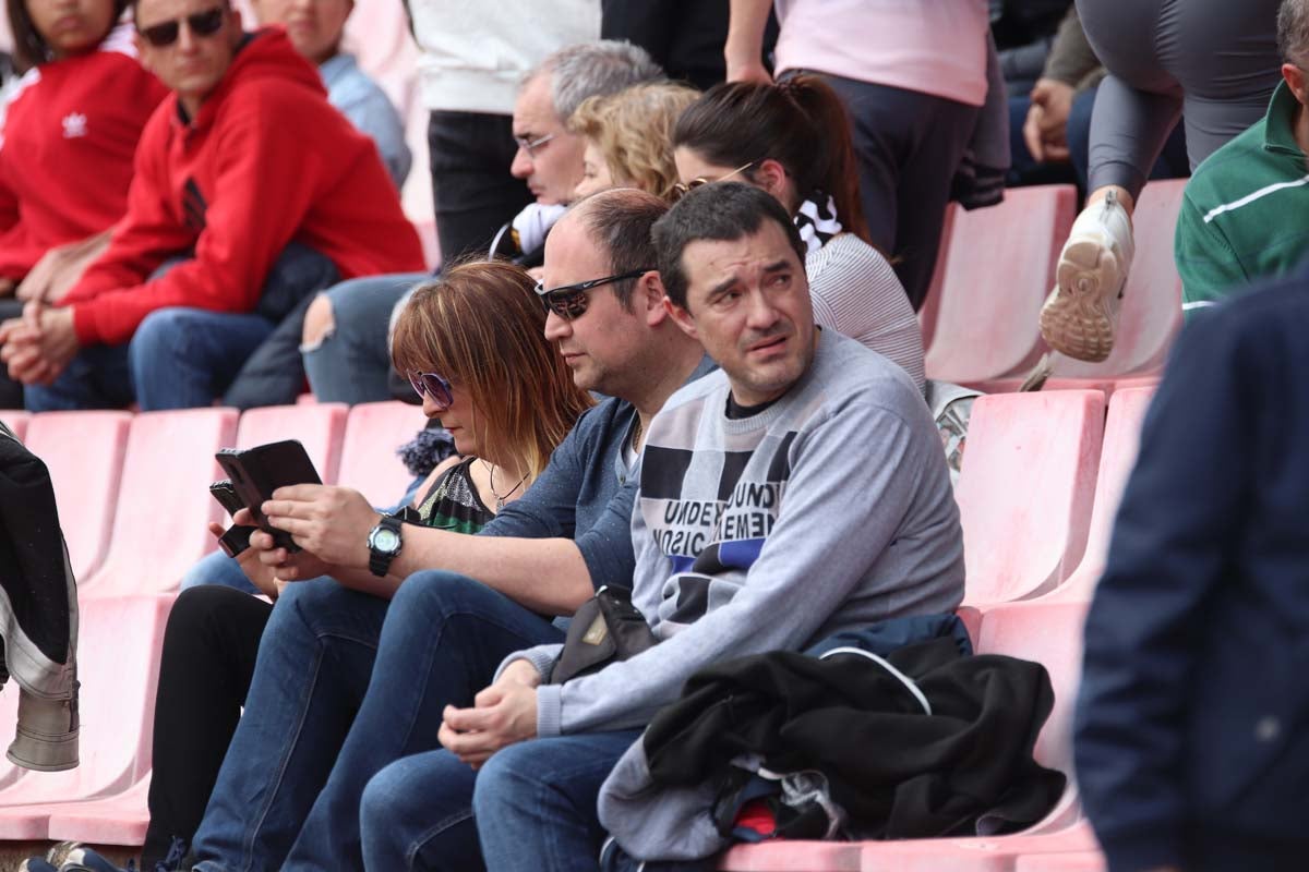 Cientos de aficionados se vuelven a dar cita en El Plantñio paran disfrutar del encuentro entre el Burgos CF y la Cultural Leonesa.