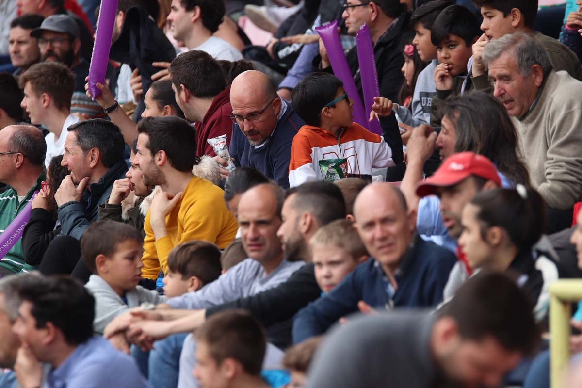 Cientos de aficionados se vuelven a dar cita en El Plantñio paran disfrutar del encuentro entre el Burgos CF y la Cultural Leonesa.