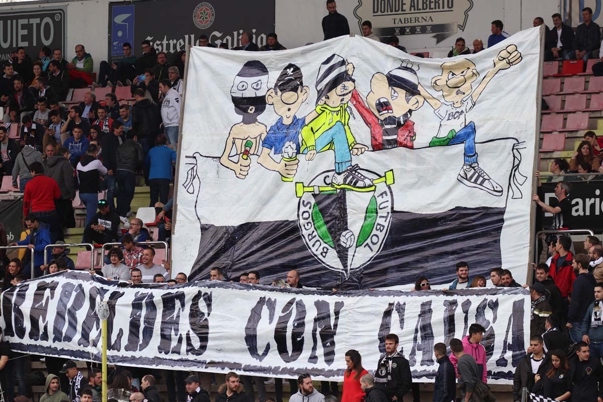 Cientos de aficionados se vuelven a dar cita en El Plantñio paran disfrutar del encuentro entre el Burgos CF y la Cultural Leonesa.