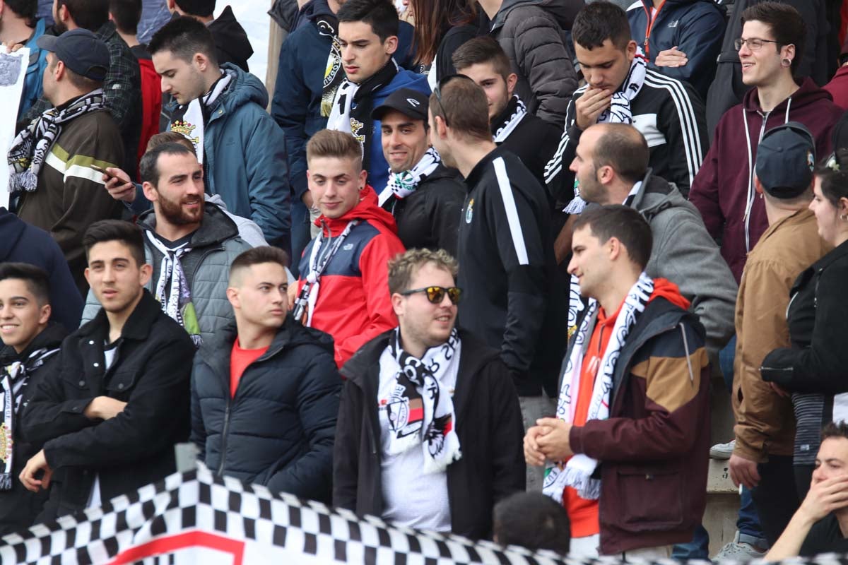 Cientos de aficionados se vuelven a dar cita en El Plantñio paran disfrutar del encuentro entre el Burgos CF y la Cultural Leonesa.